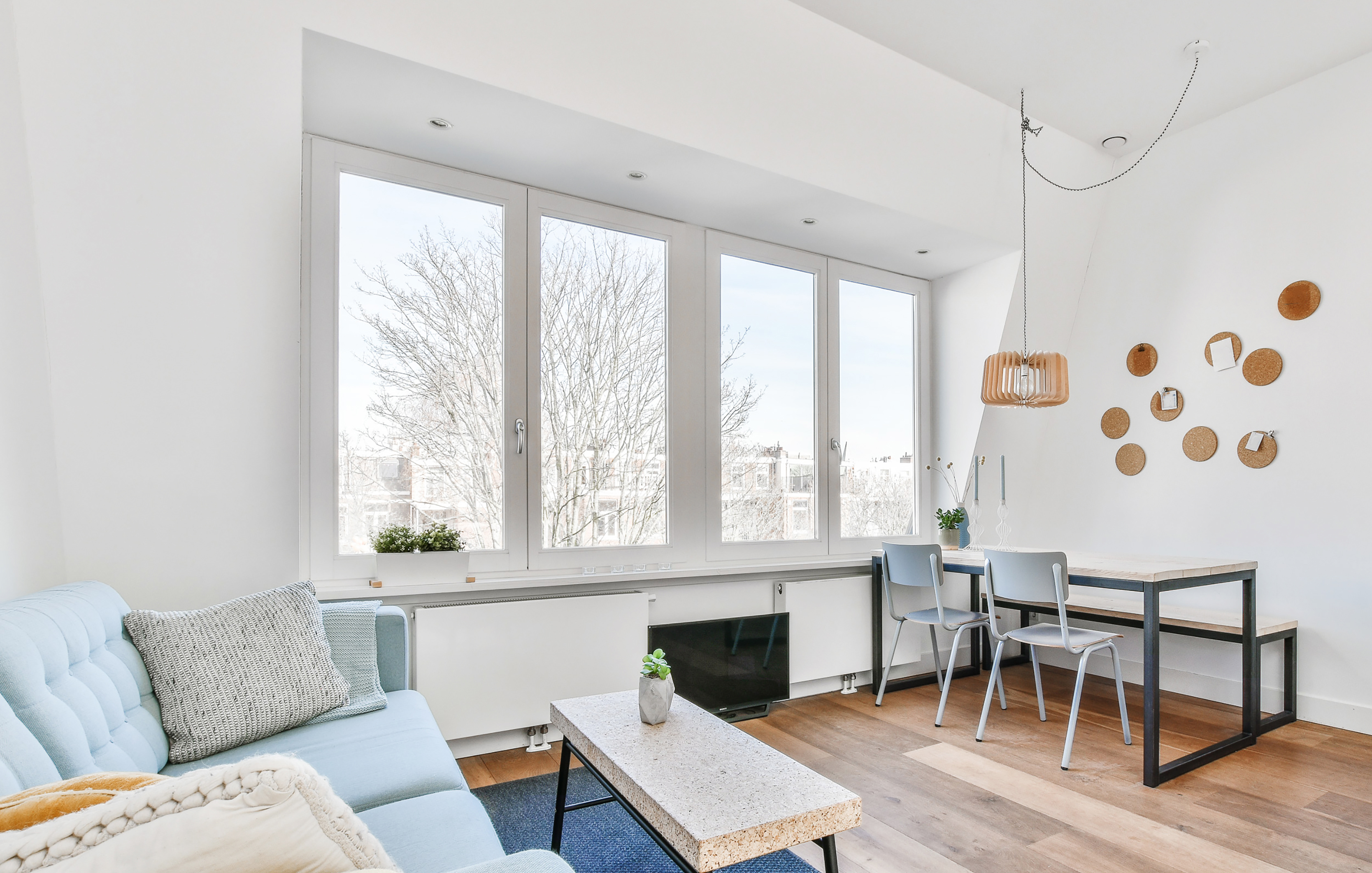 Interior residencial con ventanas amplias